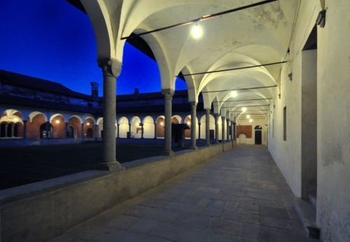 chiostro con illuminazione notturna
