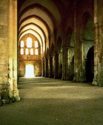 interno della chiesa di fontenay