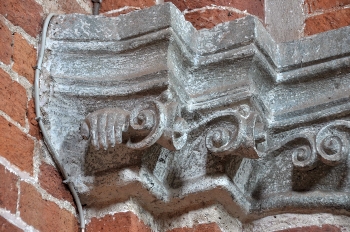 decorazione su un capitello del transetto