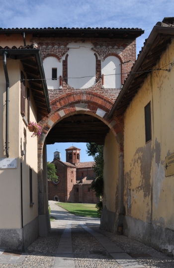 la porta d'accesso alla piazza dell'abbazia