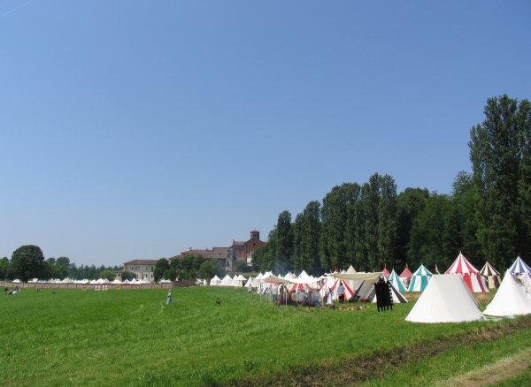 l'accampamento sul prato dietro l'abbazia