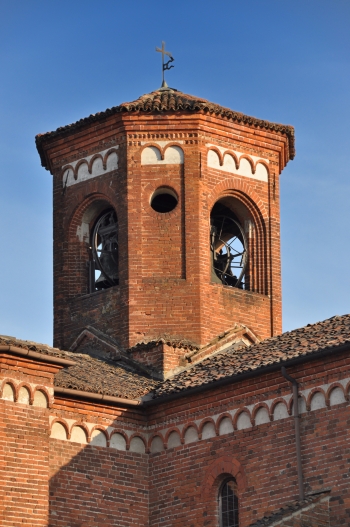 la torre nolare vista dalla piazza