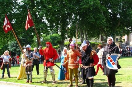 cavaliere con araldo, scudiero e seguito si iscrive al torneo