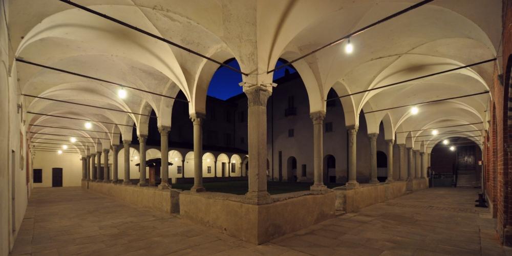 scorcio notturno sui corridoi del chostro